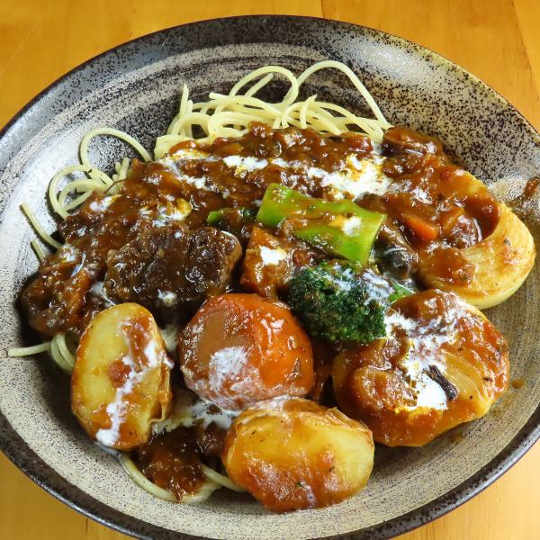 赤ワイン煮込みの贅沢！ボリューミーな【ビーフシチュースパゲッティ】