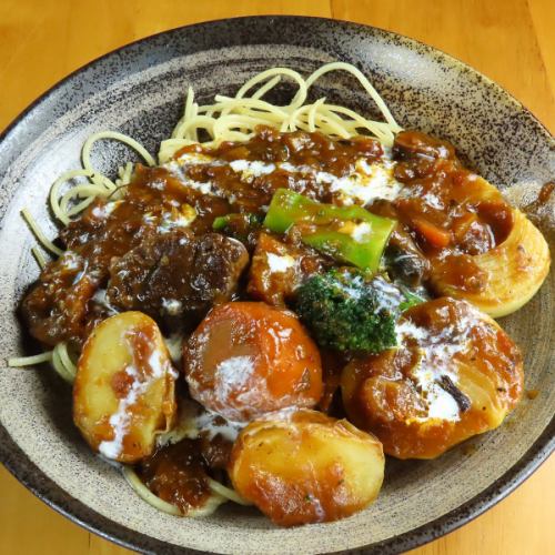 赤ワイン煮込みの贅沢！ボリューミーな【ビーフシチュースパゲッティ】