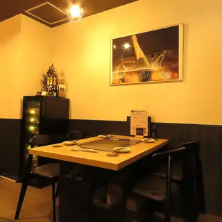 3～4名様ご利用可能なテーブル席。使い勝手の良い落ち着いた空間のお席です。