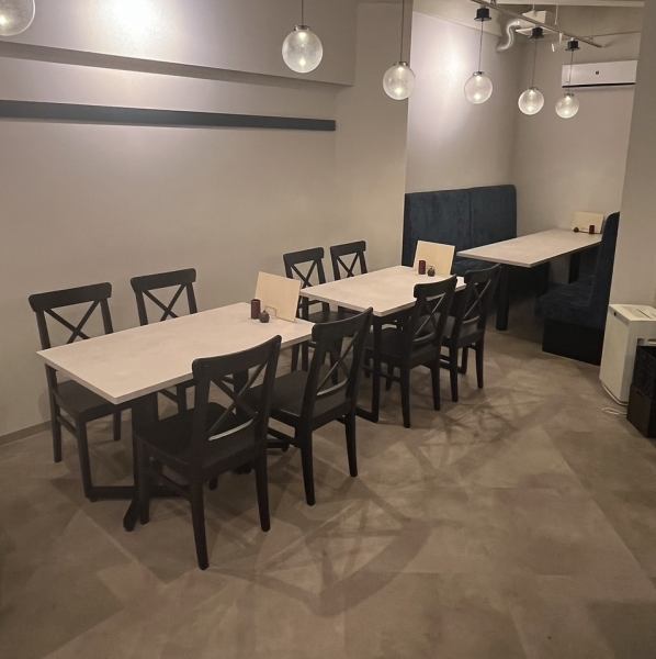 店内貸切を承ります。最大35名様まで対応可能です。会社宴会や歓送迎会、同窓会やお誕生日会など、各種ご宴会にぜひご利用ください。ご宴会や貸切のご相談はお気軽に店舗までお問い合わせくださいませ。当店自慢の鶏料理とお酒を共にお楽しみ下さい！