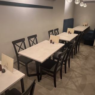 氣氛平靜的餐桌座位。我們有 3 張桌子，可容納 4 人。與您的朋友和家人一起享用輕鬆的餐點和飲料。