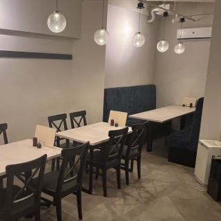 後排包廂座位的沙發座位最多可容納6人。半私人房間提供私密感，讓您可以享受住宿而不必擔心周圍的環境。