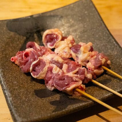 炭火で丁寧に焼き上げて自家製ダレで仕上げる、昔ながらの焼鳥