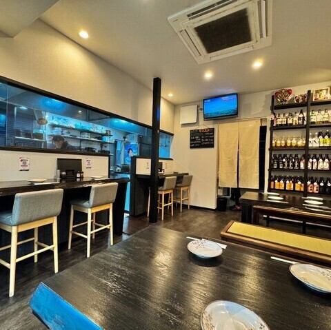 昔ながらの焼鳥屋さんを思わせるような店内。楽しい会話が飛び交う活気ある空間で、世代を問わず焼鳥やお酒をお楽しみいただけます。また、店主をはじめスタッフとお客様が一体となってスポーツ観戦ができるのも、アットホームな雰囲気の当店ならでは。みんなで一緒に盛り上がりましょう！