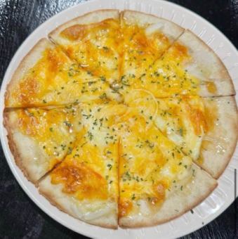 3種のチーズピザ