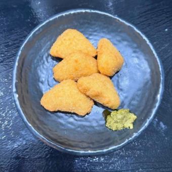 カマンベールチーズ揚げ/鶏皮餃子/ゴボウ唐揚げ