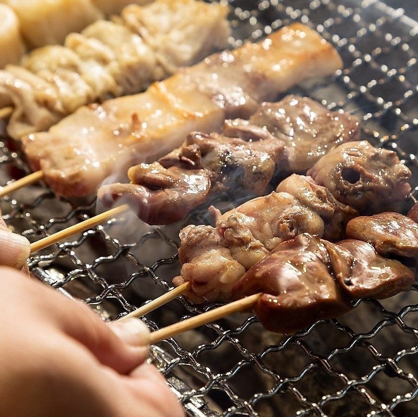 《炭火香氣的絕品烤雞肉串》說到久留米的烤雞肉串，就會想到心♪ 我們提供精心挑選的食材，烤至完美程度。