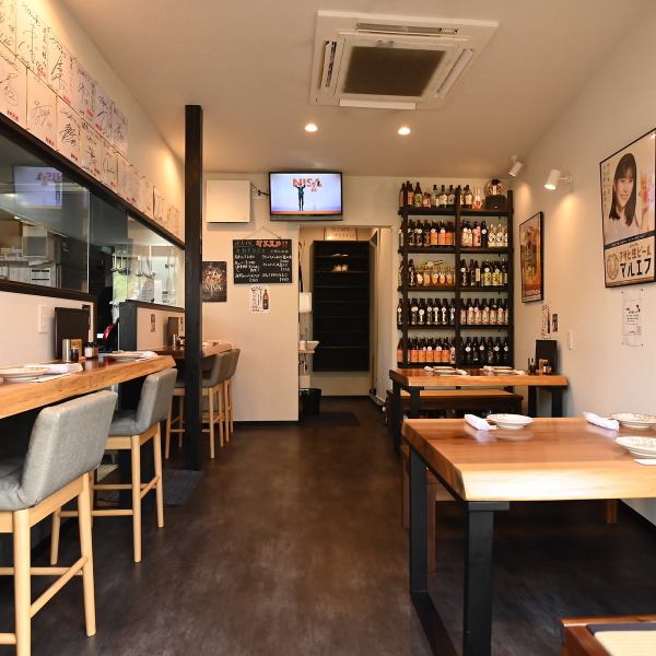 餐廳的內部裝潢讓人想起老式的烤雞肉串餐廳。無論男女老少，都可以在熱鬧的氣氛中，邊聊天邊享用烤雞肉串和美酒。此外，我們溫馨的氛圍讓店主、員工和顧客一起觀看運動比賽。讓我們一起玩得開心！