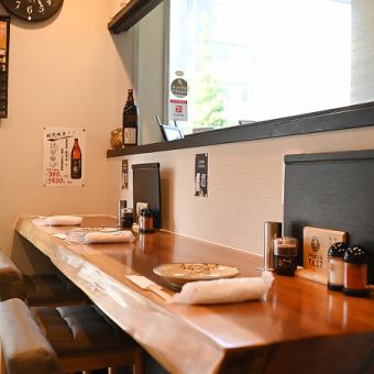 【1階】カウンター1名席、お一人様はもちろん、ご友人やデートなどのご利用も◎