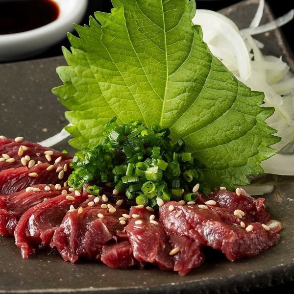 〈熊本直送”極為新鮮的馬肉刺身，深受老顧客的喜愛！雖然味道清淡，但濃鬱的滋味在口中蔓延，讓人欲罷不能。