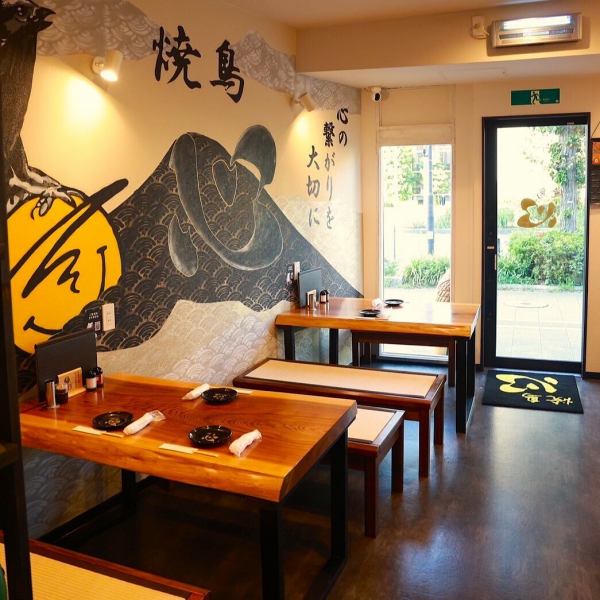 餐厅的内部装潢让人想起老式的烤鸡肉串餐厅。无论男女老少,都可以在充满欢乐对话的热闹空间里享用烤鸡肉串和美酒。此外,我们温馨的氛围让顾客、老板、员工以及所有人都能聚在一起观看体育比赛。让我们一起玩得开心!