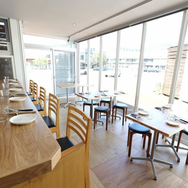 【お気軽にフレンチをお楽しみいただけます♪】当店はカジュアルな内装が特徴で、まるで大衆酒場のような雰囲気が魅力です◎解放感あふれる空間で、お気軽に友人や仲間と共に美味しいフレンチ料理とお酒を楽しむことが出来ます♪心温まる体験をぜひご堪能ください！