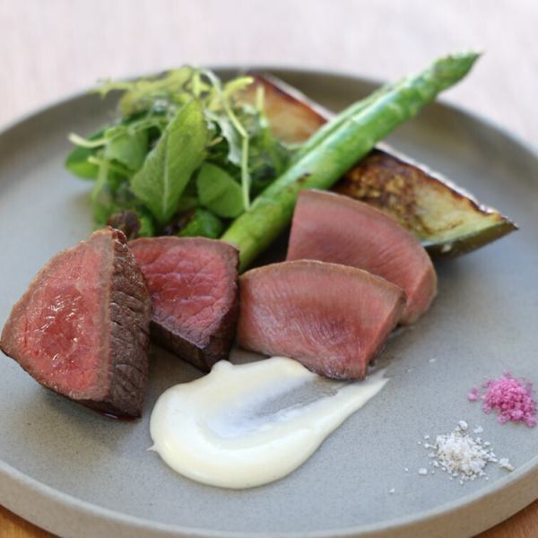 【厳選された素材を使用】くびき牛のロースト 赤ワインソースで