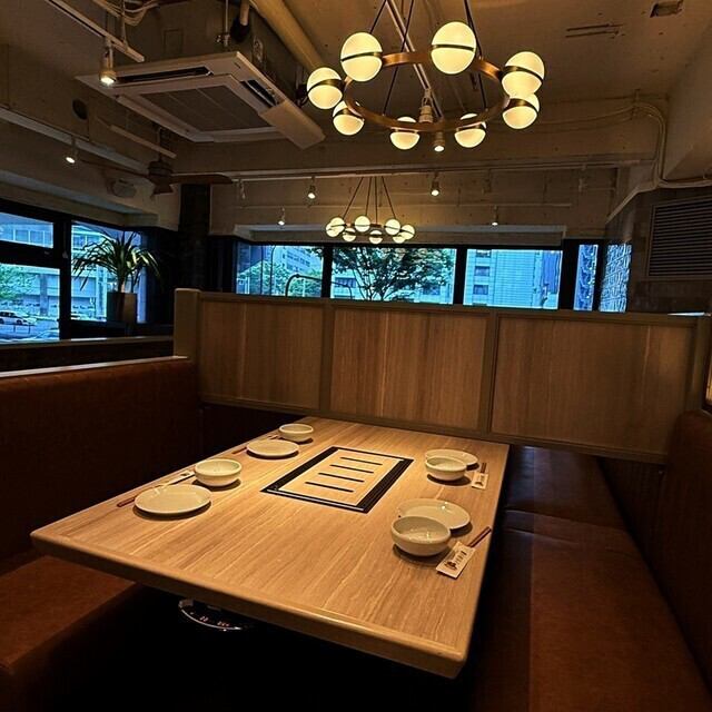 靠窗的座位可以让您在用餐的同时欣赏窗外的景色。