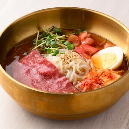 我们也供应韩式菜肴，例如凉面和虾汤。