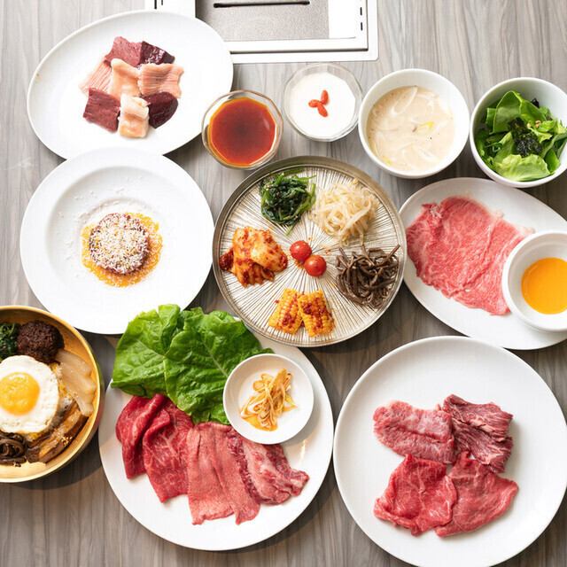 品尝日本国产黑毛牛肉，套餐价格从5000日元起。