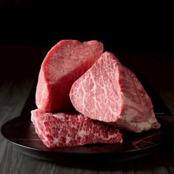 【王牌套餐】包含15道菜，精选珍稀日本黑毛和牛牛舌、裙边牛排、菲力牛排等部位，售价8800日元。