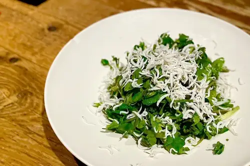 野生西洋菜和山裡銀魚沙拉
