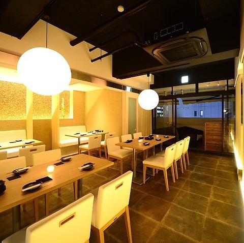 [Stylish and fashionable store] The interior of the store, supervised by a designer, creates a calm atmosphere for adults.In addition to tables, we have large and small private rooms available! [Meieki Nagoya Station Meat Sushi, Offal Nabe, Girls' Party, Birthday, Banquet]