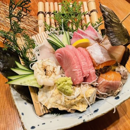 Luxurious assortment of today's sashimi (four to five types)