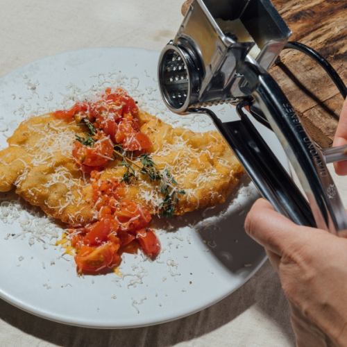 Schnitzel with red bell pepper and fresh tomato