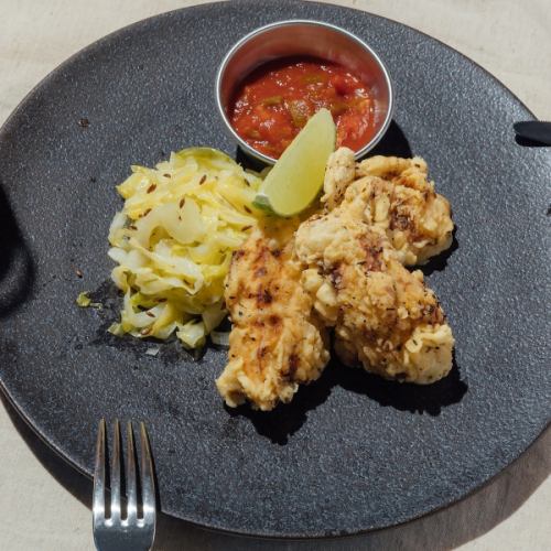 Fried chicken made from domestic chicken breast (with rice or bread)