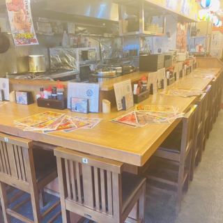 １～4名様でご利用いただけるテーブルです。繋げて大人数でご宴会も可能です。
