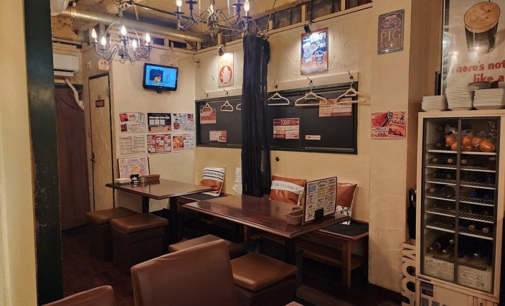 【2階フロア】１テーブル8～16名様で貸切可能な2階は少人数からご利用できることもあり、その使い勝手の良さが人気。ご友人とのお誕生日会や仕事のメンバーとの飲み会など、気のおけないメンバーでプライベートな時間をお過ごしください♪