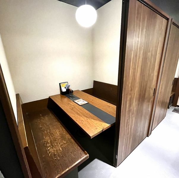 店内には2名様～24名様まで入れる個室を完備しております。ちょっとした集まりから中規模のご宴会まで様々なシーンでお気軽にご利用ください。