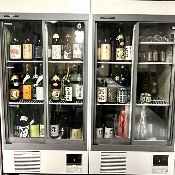ホールの壁側に日本酒冷蔵庫があります！珍しい日本酒もありますので、日本酒好きは是非！！