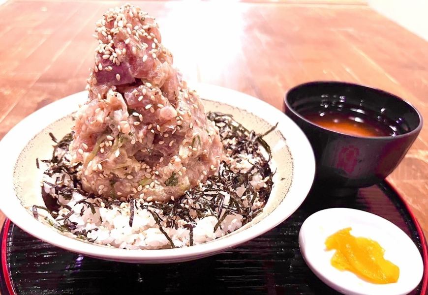 ランチの名物メニュー！たっぷり海鮮なめろう丼