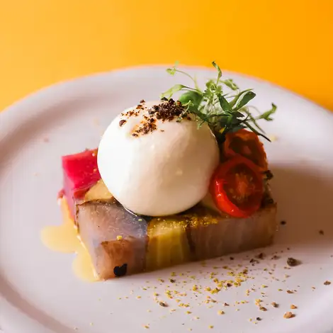 【当店人気No.1】彩り鮮やかな三浦野菜とブラッティーナチーズのカプレーゼ