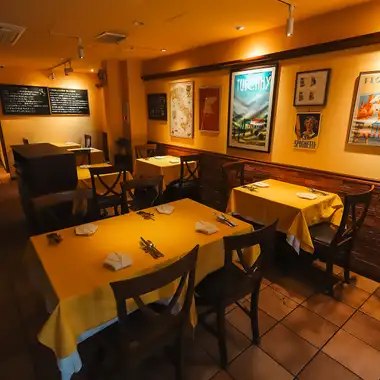 温かみのある照明が照らす落ち着いたテーブル席。ご友人との食事やデートに。人数に合わせて繋げるなどレイアウト変更も可能です。