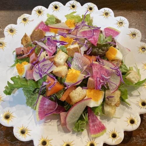 三浦地野菜と厚切りベーコンシーザーサラダ