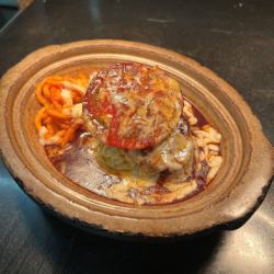 신선한 토마토와 치즈 햄버거 오븐 구이