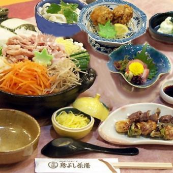 【不提供包间】精选当地鸡肉、猪肉和蔬菜,风味浓郁。单人份“鸟吉迷你火锅套餐(含无限畅饮)”4000日元(含税)