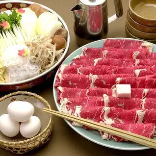 【九月及十月包间套餐】梅A:牛肉寿喜烧或牛肉涮涮锅 + 畅饮(3小时)7000日元(含税)