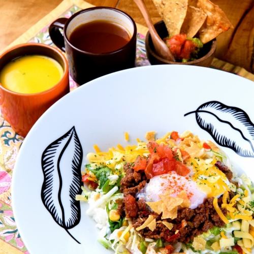 Immovable popular menu with taco ingredients on top of rice ★ Orare's Wagyu beef taco rice 1180 yen (large serving free)