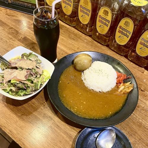 スパイスカレー、サラダ、ドリンクセット