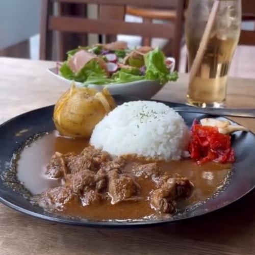 スパイスカレー、サラダ、ドリンクセット