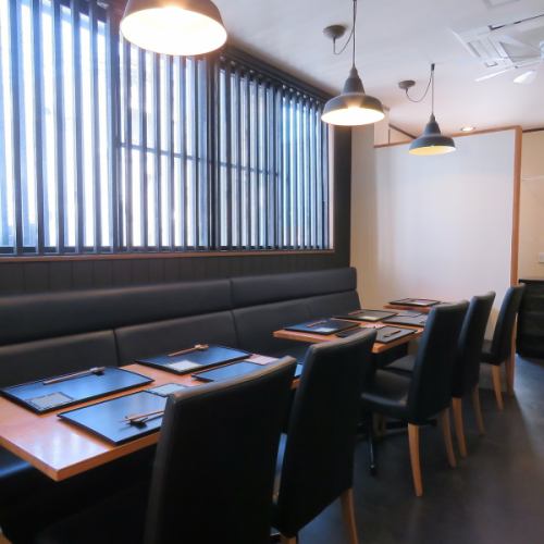<p>木の温もりを感じられる和の落ち着いた雰囲気が漂う空間では、心身ともにリラックスできるひとときをお過ごしいただけます。自然の素材を活かしたインテリアが、穏やかな時間を演出し、日常の喧騒を忘れさせてくれます。静かな環境の中で、心を込めた料理とともに、特別なひとときをお楽しみください。</p>