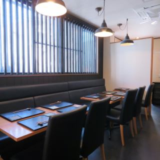 お仕事の疲れを癒しながら、仲間との親睦を深めたい時に是非ご利用下さい。リラックスしてお楽しみいただける空間で、美味しい料理とともに、会話を楽しんだり、日々の疲れを癒すことができます。テーブルも広いため、たくさん食べで飲んで、心地よいひとときをお過ごしください。