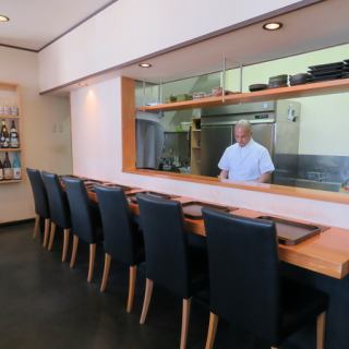 カウンター席で大人の雰囲気を楽しめる隠れ家的なお店！カウンター席からは、目の前で料理を調理する店主の様子を間近でご覧いただけ、料理のプロセスを楽しむことができます。ゆっくりと一人飲みを楽しみたい方や、ご夫婦、カップルでも落ち着いてご利用いただけます。