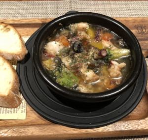 Octopus and colorful vegetable ajillo