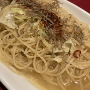 银鱼和卷心菜辣椒