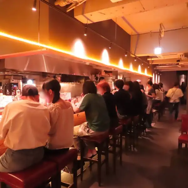 おひとり様や2名様でのご利用に人気のカウンター席。料理が仕上がるライブ感を感じながら、ワインや肉料理を気軽に楽しめます。デートや軽く一杯、2軒目利用にも使いやすい席です。