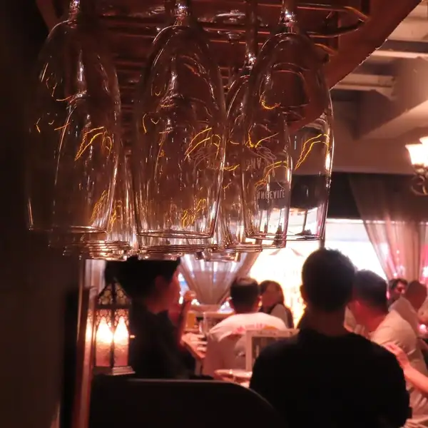 店内にはワインが映える温かな照明と、ゆったり過ごせる落ち着いた空気感が広がります。普段使いの食事から、記念日、女子会、忘年会シーズンの集まりまで、さまざまなシーンでご利用いただけます。