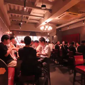貸切は70～80名様、フロアの一部貸切は20～30名様に対応。赤いソファと温かな照明が印象的な店内で、会社の忘年会・新年会、歓送迎会、同窓会など大人数の宴会をお楽しみいただけます。人数やレイアウトのご希望、幹事様からのご相談もお気軽にどうぞ。