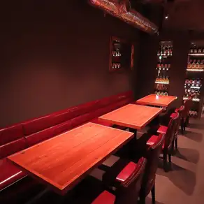 最大20名様までのグループ宴会におすすめのテーブル席。落ち着いた雰囲気の中、仲間と料理やワインを囲みながら楽しい時間をお過ごしいただけます。会社の忘年会や歓送迎会、同窓会、サークルの集まりなど、少し人数の多いお食事にもぴったり。お席の配置やご利用人数など、お気軽にご相談ください。