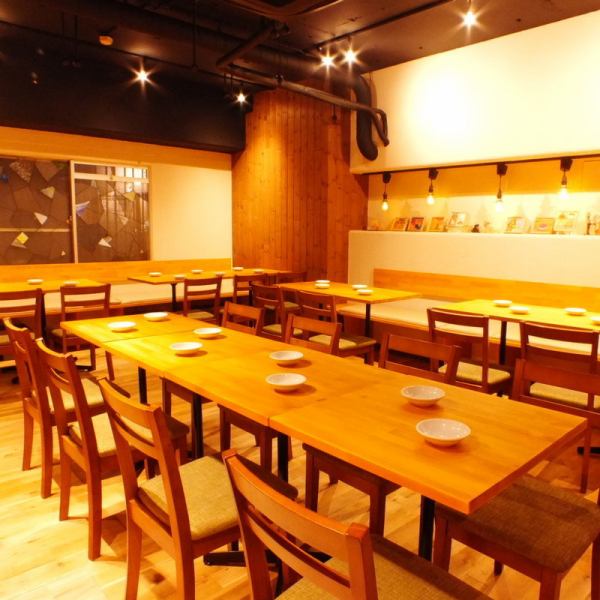 店内奥のフロアを貸切れば、パーティースペースのできあがり！壁面木材のトーンや照明を明るくした開放感あふれる空間です。20名様～40名様までの着席利用のほか、ご希望があれば立食形式や30名様以下の貸切にもご相談を承っております！生ビール＆ハイボールはセルフなので、思い立ったら「即」お替りも自由です！